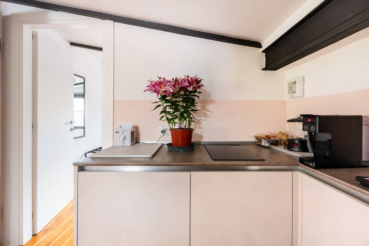 Cucina moderna completamente attrezzata de La Casa degli Ulivi con elettrodomestici di alta qualità
