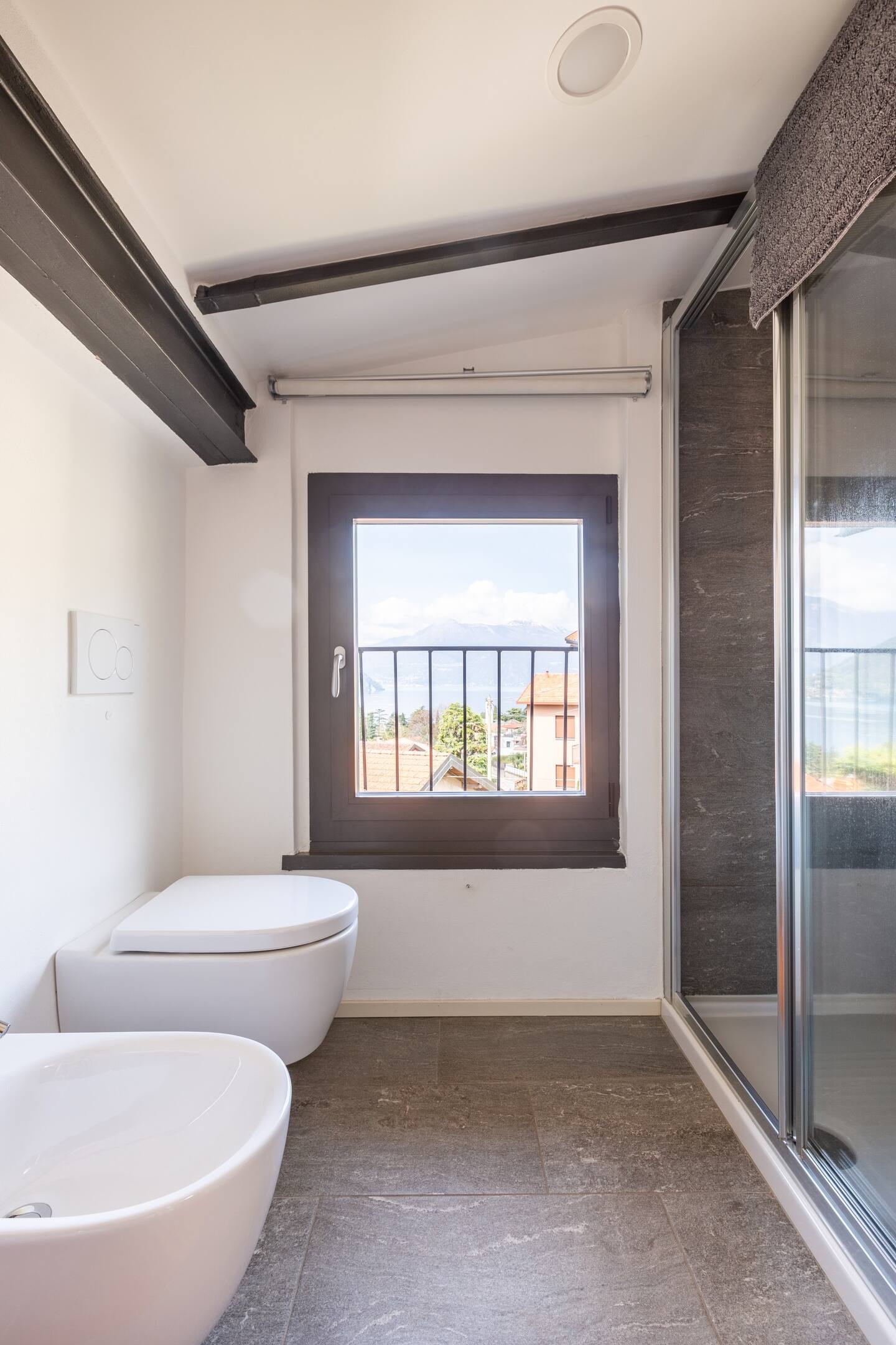 Bagno moderno de La Casa degli Ulivi con vista panoramica sul lago