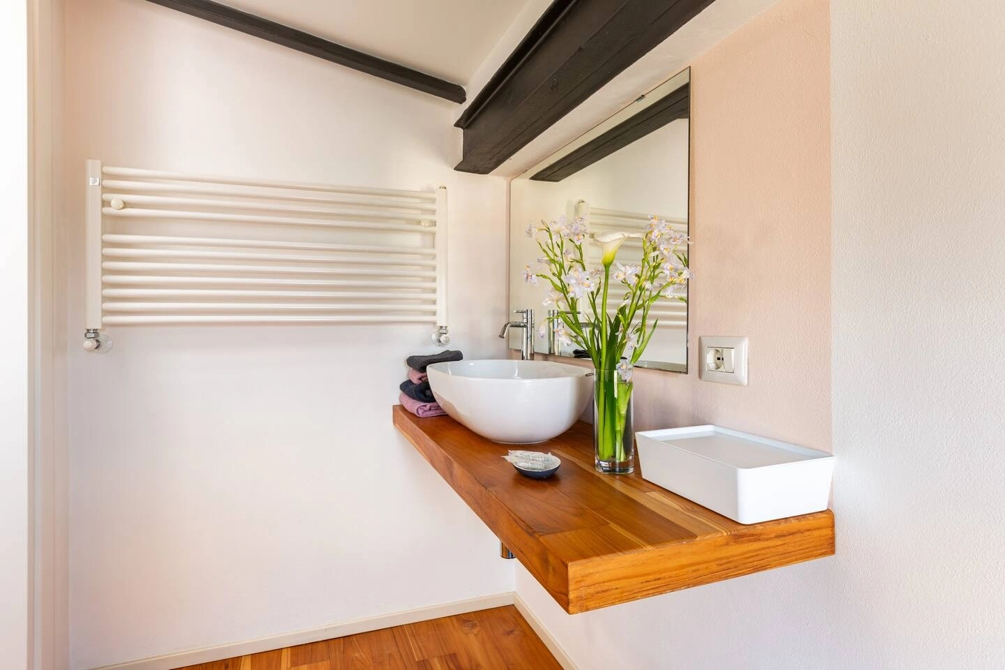 Elegant bathroom at La Casa degli Ulivi with courtesy set and modern finishes