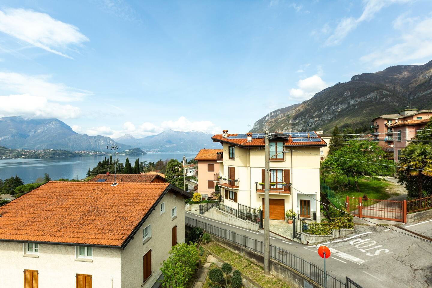 Vista panoramica sul Lago di Como e Varenna dalla terrazza de La Casa degli Ulivi - Spettacolare scenario montano e lacustre