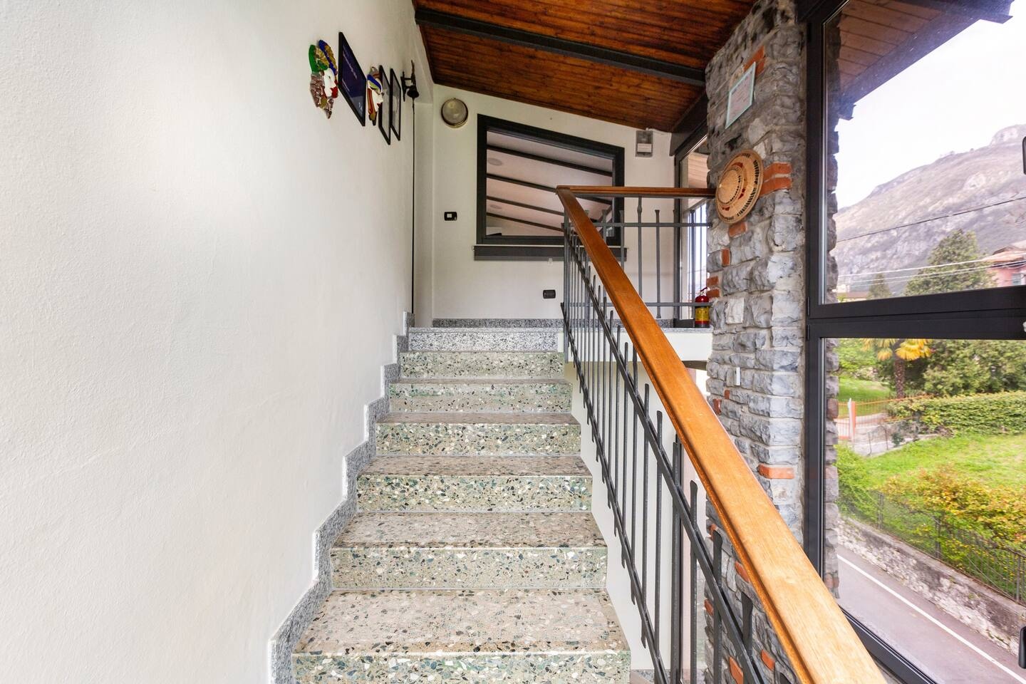 Ingresso indipendente de La Casa degli Ulivi con scala e finiture di pregio
